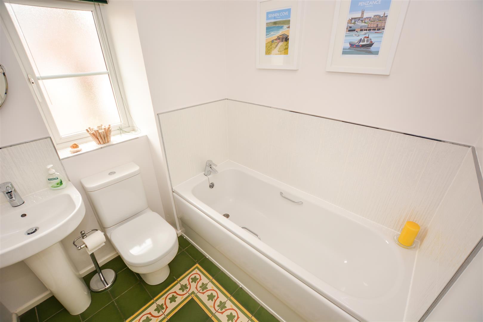 FIRST FLOOR FAMILY BATHROOM